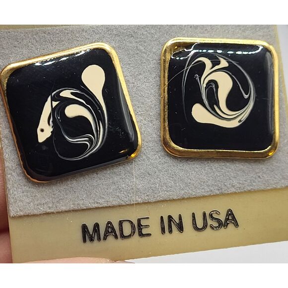 Vintage 80s Black White Swirl Enamel Goldtone Square Earrings 0.75in - Picture 1 of 4
